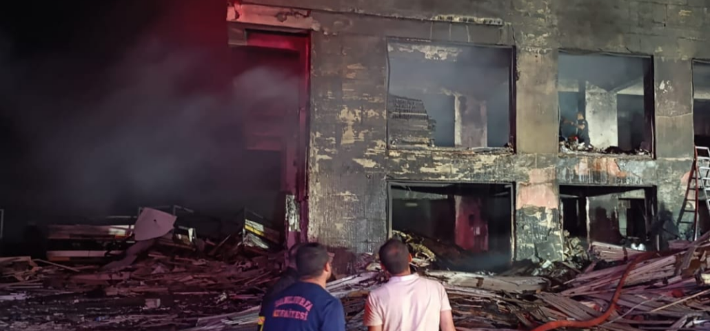 Karaköprü'deki Yangın Kontrol Altına Alındı: 2 Yaralının Durumu İyi