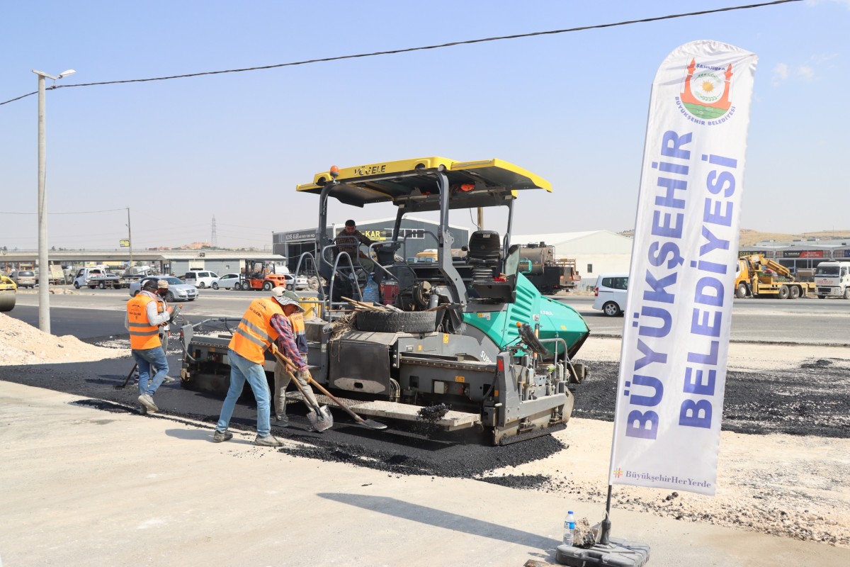 BÜYÜKŞEHİR’İN ASFALT ÇALIŞMASI ESNAFIN YÜZÜNÜ GÜLDÜRDÜ