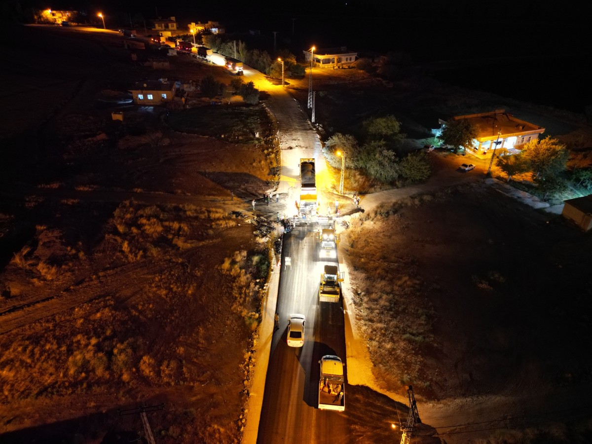 HARRAN-AKÇAKALE GRUP YOLUNDA ASFALT MESAİSİ HIZ KESMİYOR