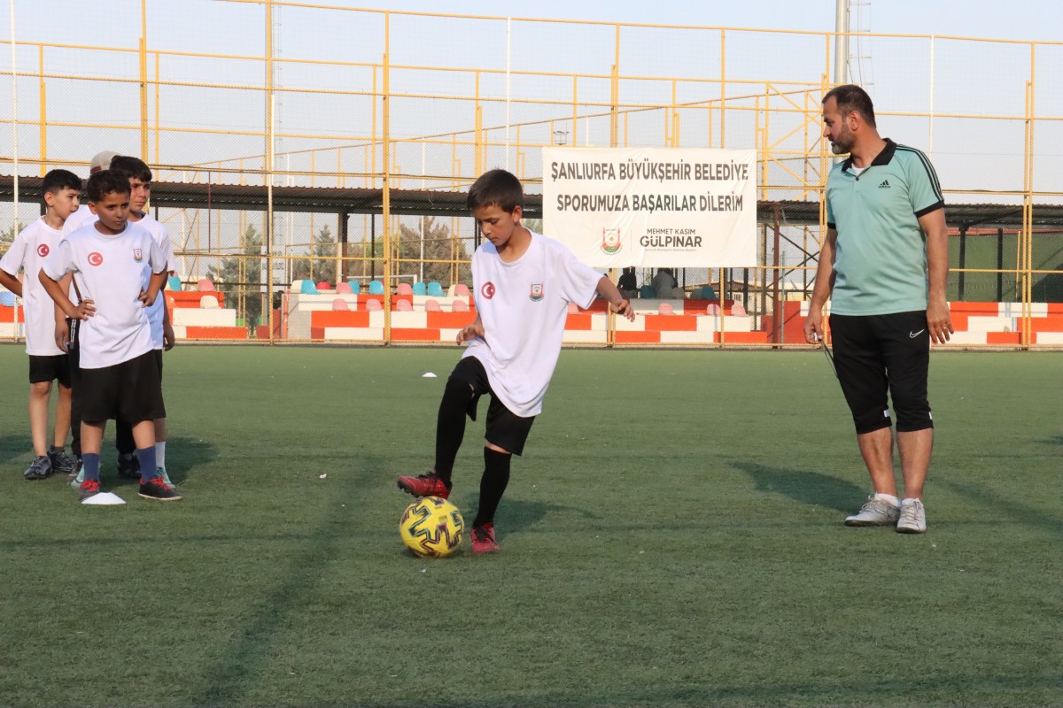 ŞANLIURFA BÜYÜKŞEHİR BELEDİYESİ BİNLERCE ÇOCUĞU FUTBOLLA BULUŞTURUYOR