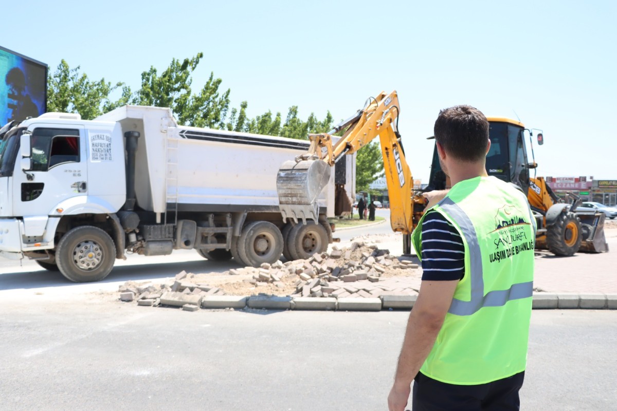 BÜYÜKŞEHİR'İN DEV ULAŞIM PROJESİNDE İLK KAZMA VURULDU