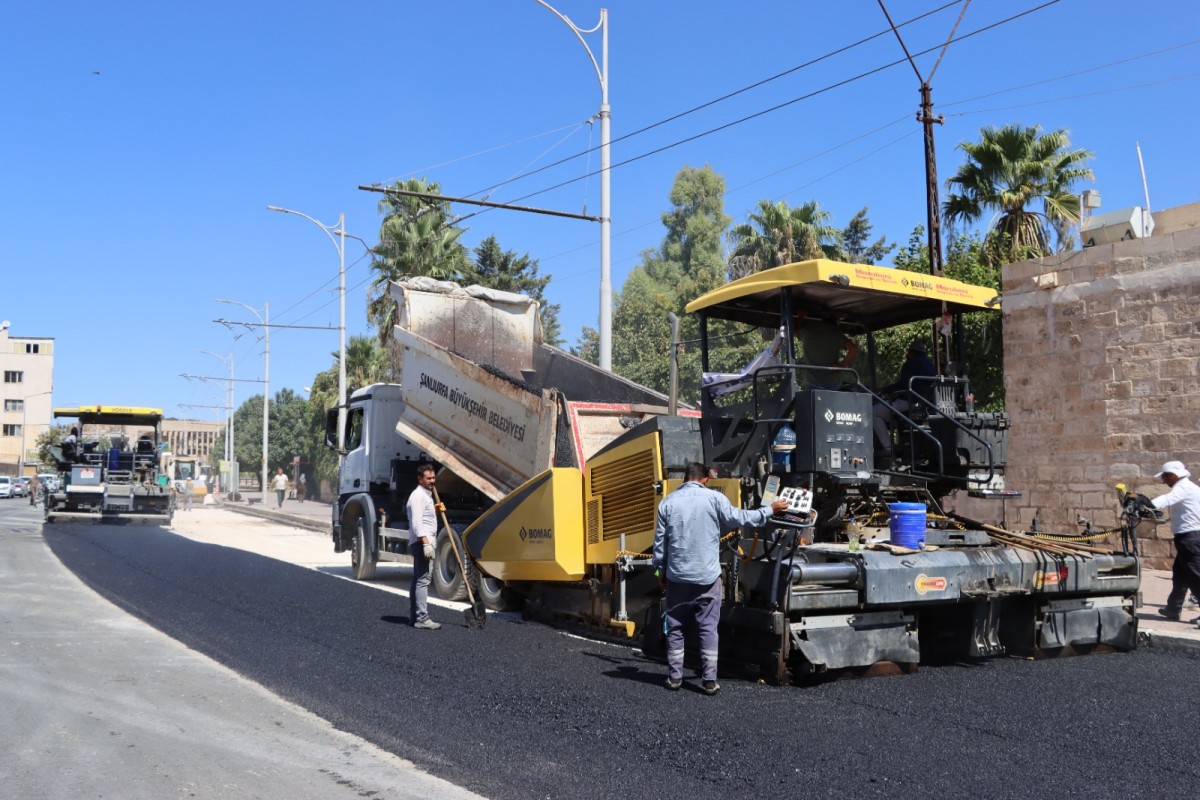 HALEPLİBAHÇE CADDESİ’NDE ASFALT ÇALIŞMALARI SÜRÜYOR
